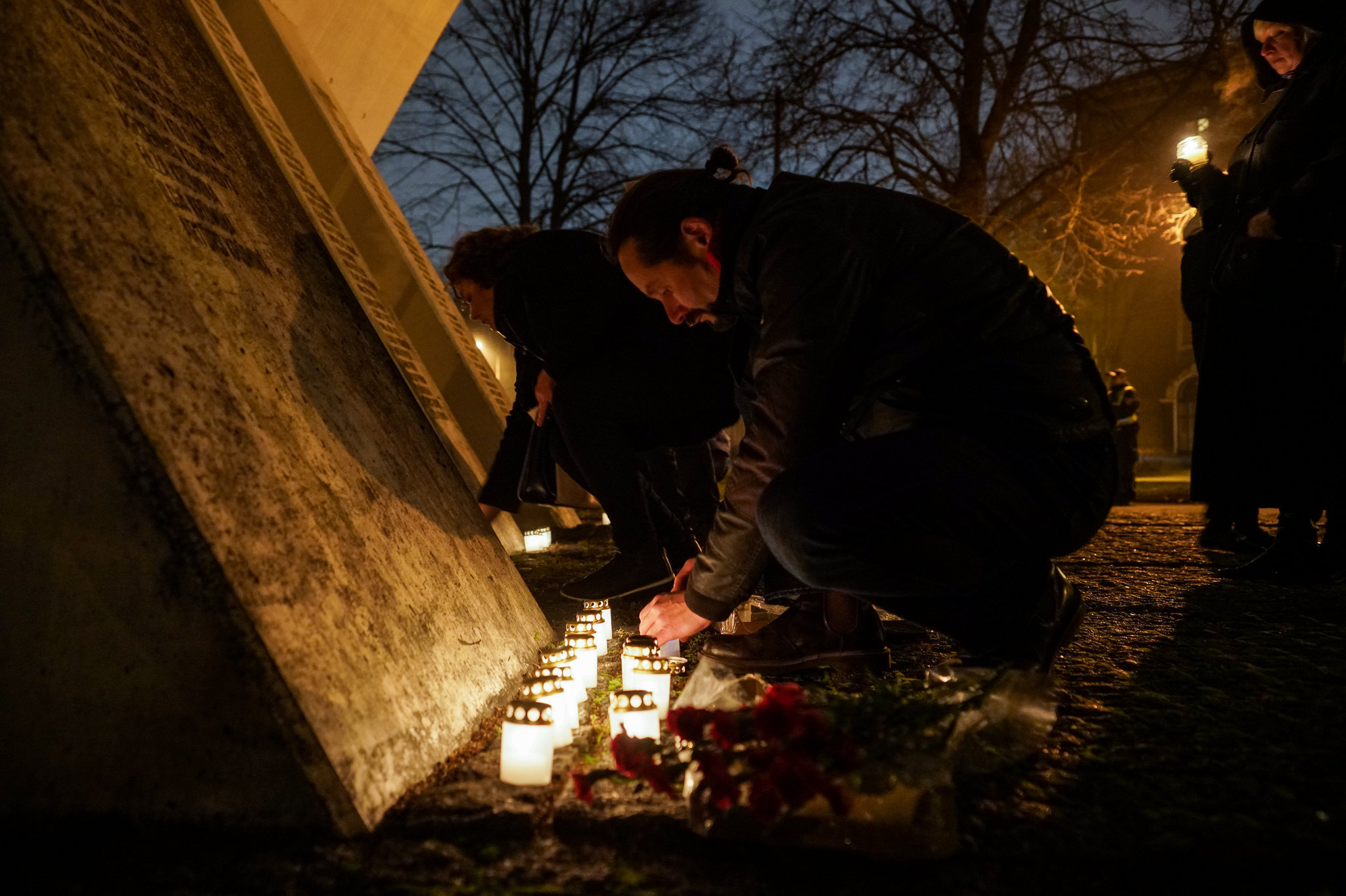 Свечи у памятника Жанису Липке и всем спасителям евреев