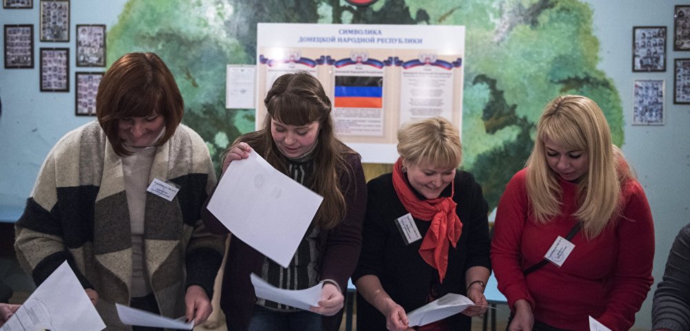 Подсчет бюллетеней избирательной комиссией на выборах главы и депутатов Народного совета ДНР на избирательном участке в Донецке, 11 ноября 2018 года