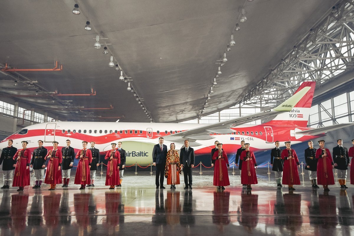 Самолет Airbus A220-300, выкрашенный в цвета национального флага в честь столетия Латвии