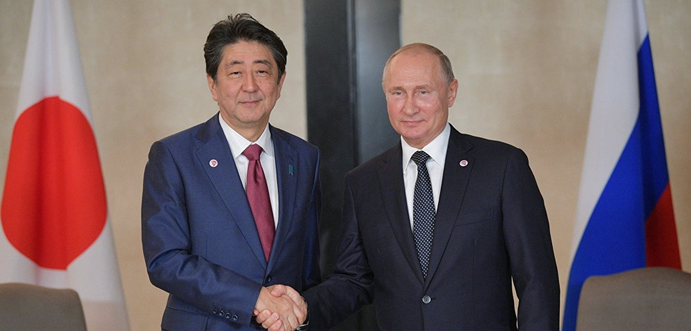 Президент РФ Владимир Путин и премьер-министр Японии Синдзо Абэ (слева) во время встречи в Сингапуре, 14 ноября 2018