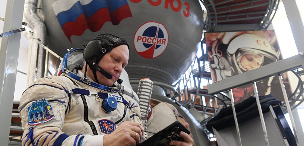 Член основного экипажа 55/56-й длительной экспедиции на Международную космическую станцию, космонавт Роскосмоса Олег Артемьев