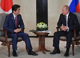 Президент РФ Владимир Путин и премьер-министр Японии Синдзо Абэ (слева) во время встречи в Сингапуре, 14 ноября 2018