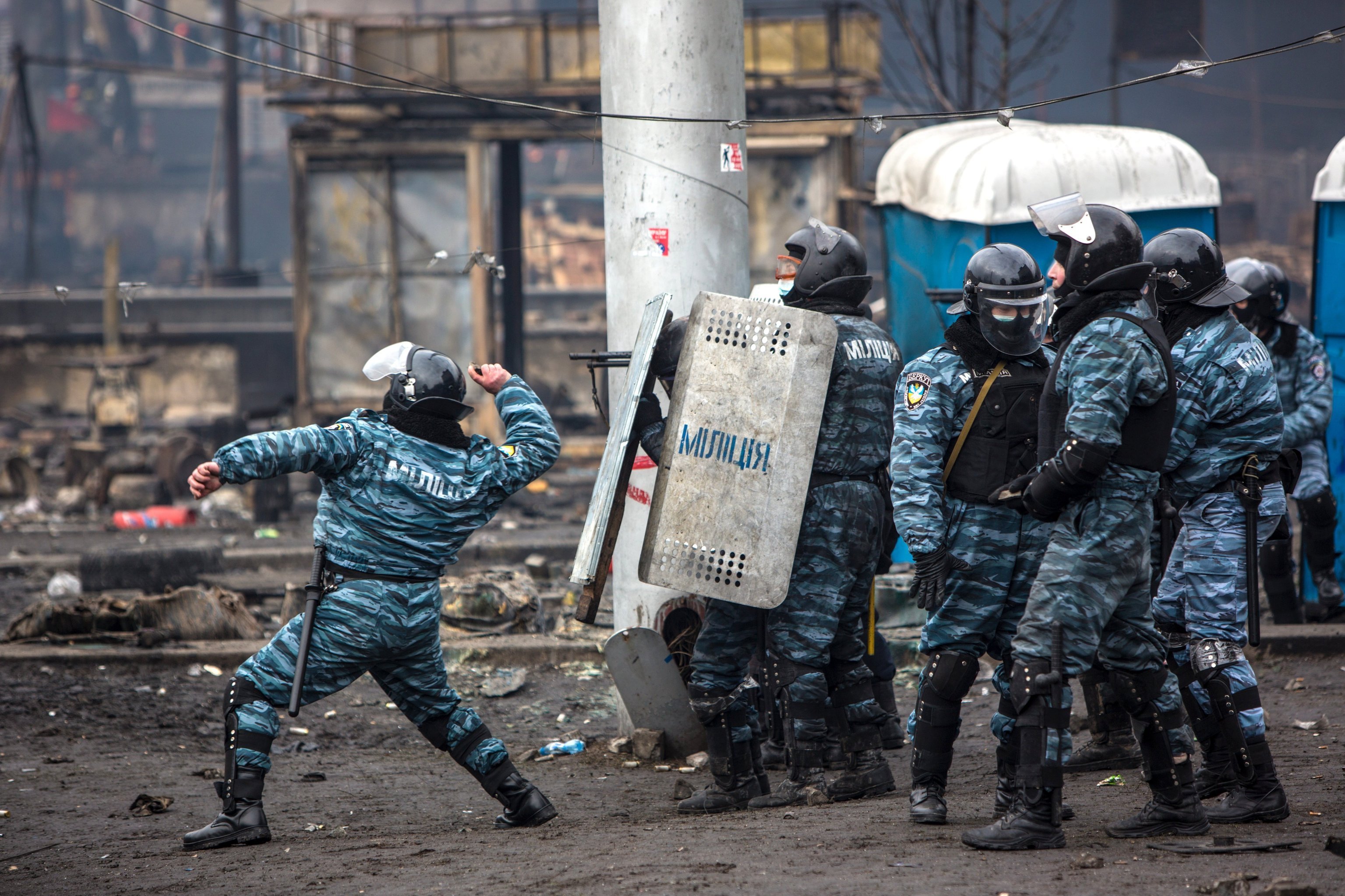 Сотрудники правоохранительных органов во время столкновений с митингующими на площади Независимости в Киеве, 19 февраля 2014 года