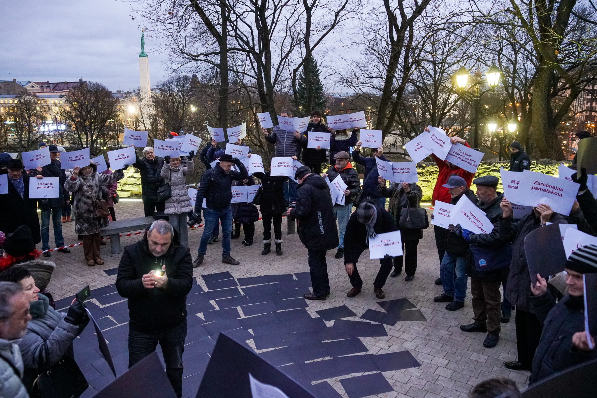 Штаб защиты русских школ провел "Флешмоб-акцию в память о закрытых в Латвии учебных заведениях" в Риге, 22 ноября 2018