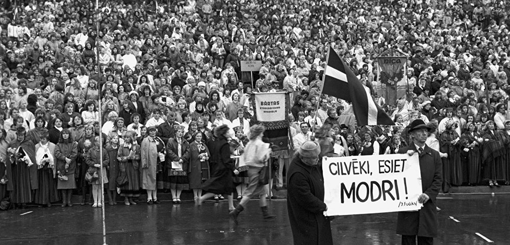 Митинг жителей Риги в поддержку учредительного съезда Народного фронта Латвии в Межапарке.