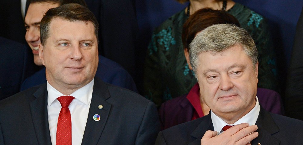 Президент Латвии Раймондс Вейонис (слева) и президент Украины Петр Порошенко.