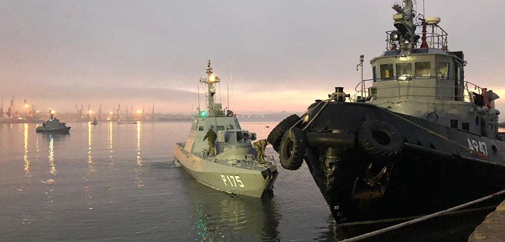 Малый бронированный артиллерийский катер "Бердянск" (слева) и рейдовый буксир «Яны Капу» ВМС Украины