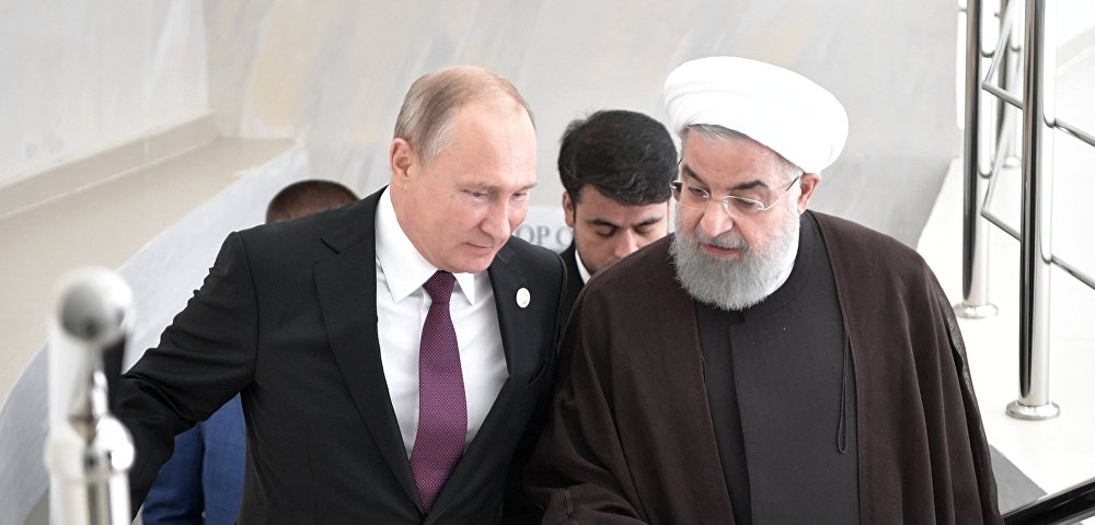 Президент РФ Владимир Путин и президент Ирана Хасан Рухани (справа) во время встречи в рамках V Каспийского саммита в Актау.