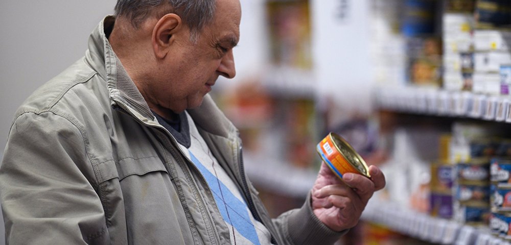 Покупатель выбирает консервы Покупатель выбирает консервы