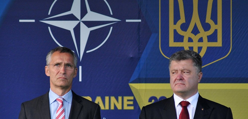 Президент Украины Петр Порошенко (слева) и генеральный секретарь НАТО Йенс Столтенберг 