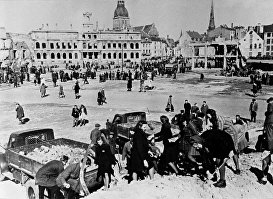 Великая Отечественная война 1941-1945 гг. Латвийская ССР. Жители Риги разбирают развалины после освобождения города от немецко-фашисткой оккупации. Осень 1944 года.
