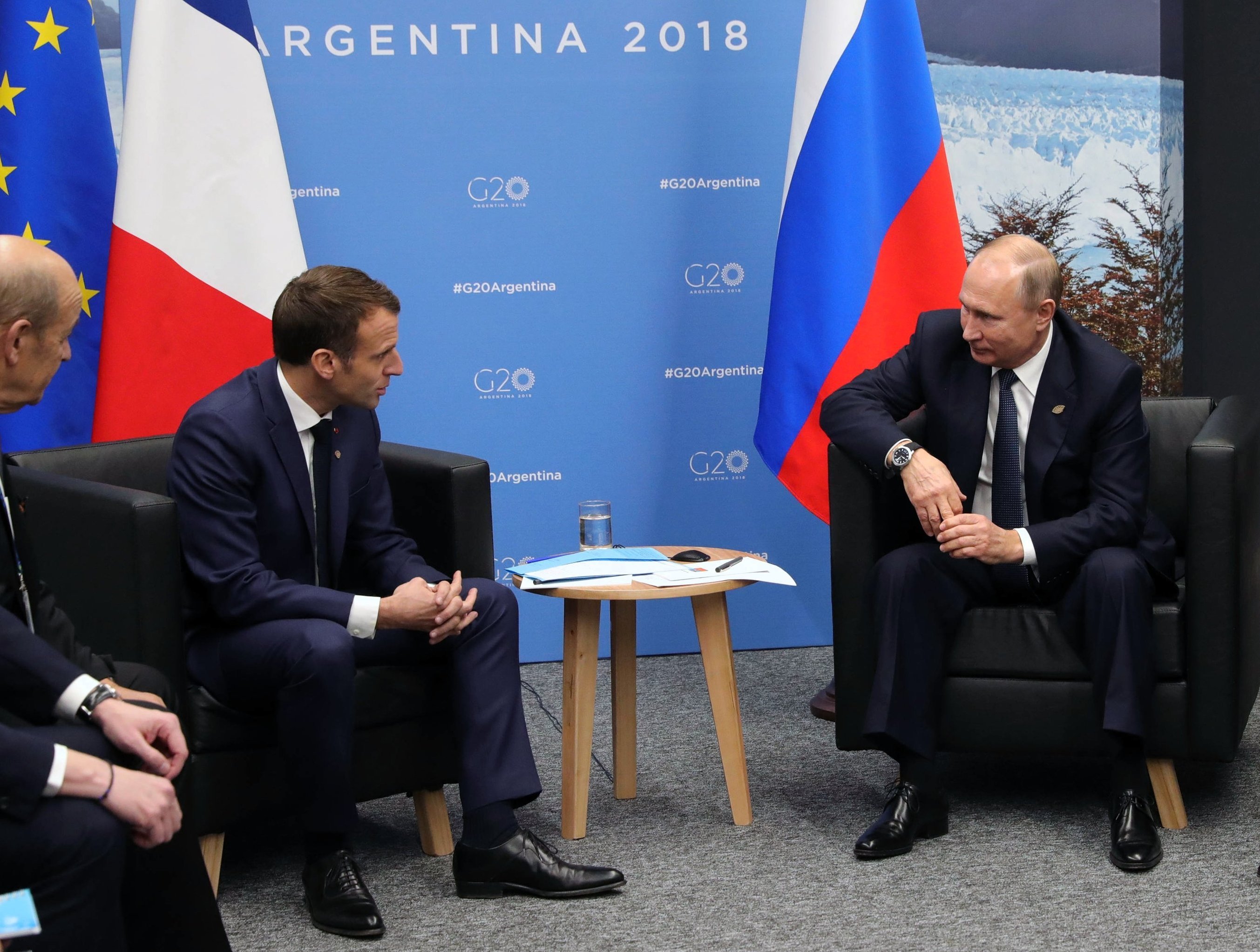 Президент РФ Владимир Путин и президент Франции Эммануэль Макрон (второй слева) во время встречи "на полях" саммита "Группы двадцати" в Буэнос-Айресе, 30 ноября 2018