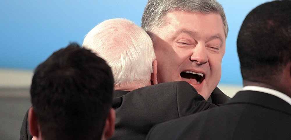 Глава комитета по вооруженным силам сената США Джон Маккейн и президент Украины Петр Порошенко (слева направо на втором плане) на 53-й Мюнхенской конференции по безопасности