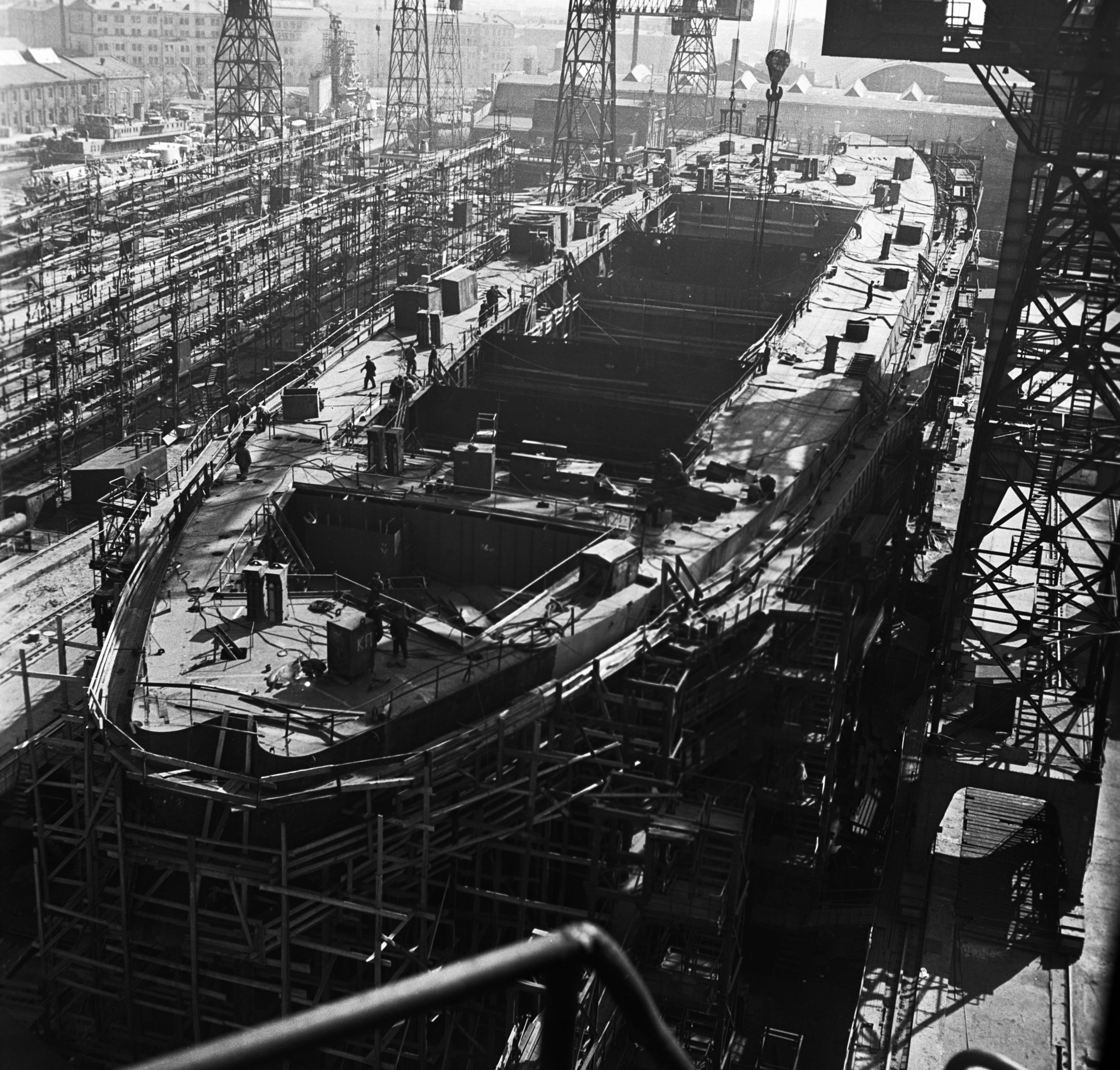Строительство атомного ледокола "Ленин" - первое в мире надводное судно с ядерной силовой установкой. Ленинград (Санкт-Петербург), 1957.