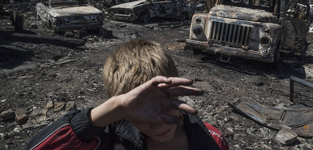 Автомобили в поселке Лозовое города Донецка, сгоревшие в результате обстрела украинскими силовиками, 5 июля 2016