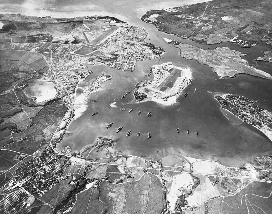 Перл-Харбор в октябре 1941 года. В середине острова Форда, слева от него причалы линкоров, линейка « Броненосец»