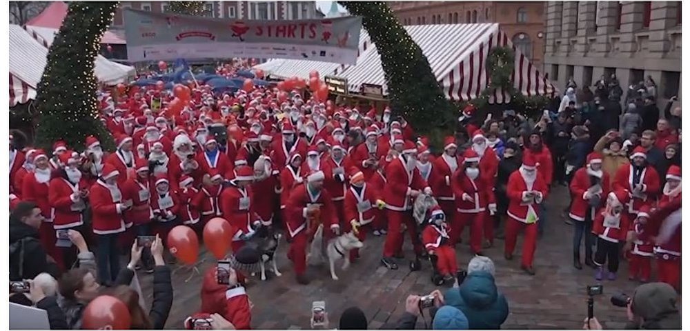 Сотни Санта-Клаусов пробежались по улочкам старой Риги