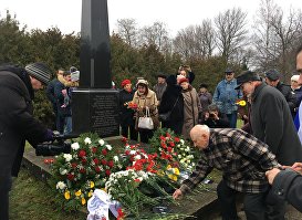 Церемония поминовения жертв нацистского террора в Злекас, Вентспилсский край, Латвия