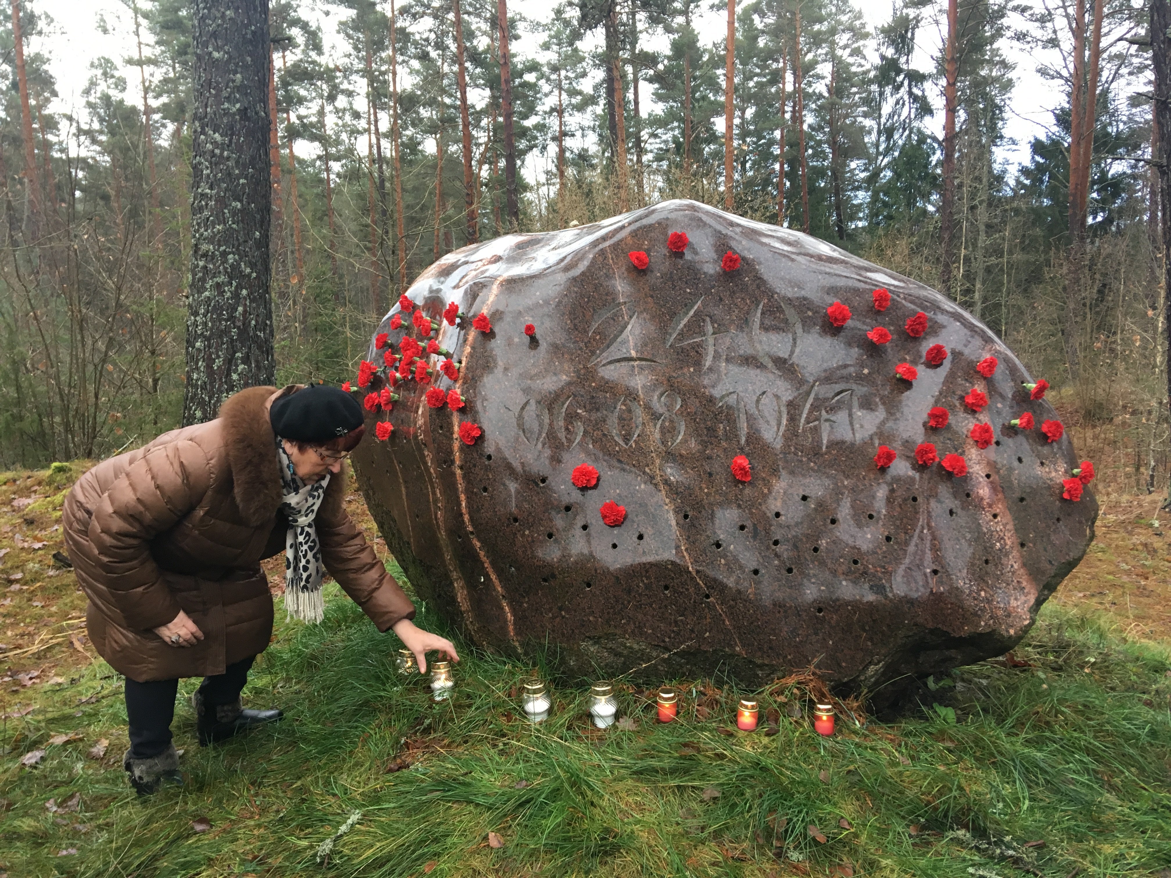 Церемония поминовения жертв нацистского террора у мемориала в Сабиле, Латвия