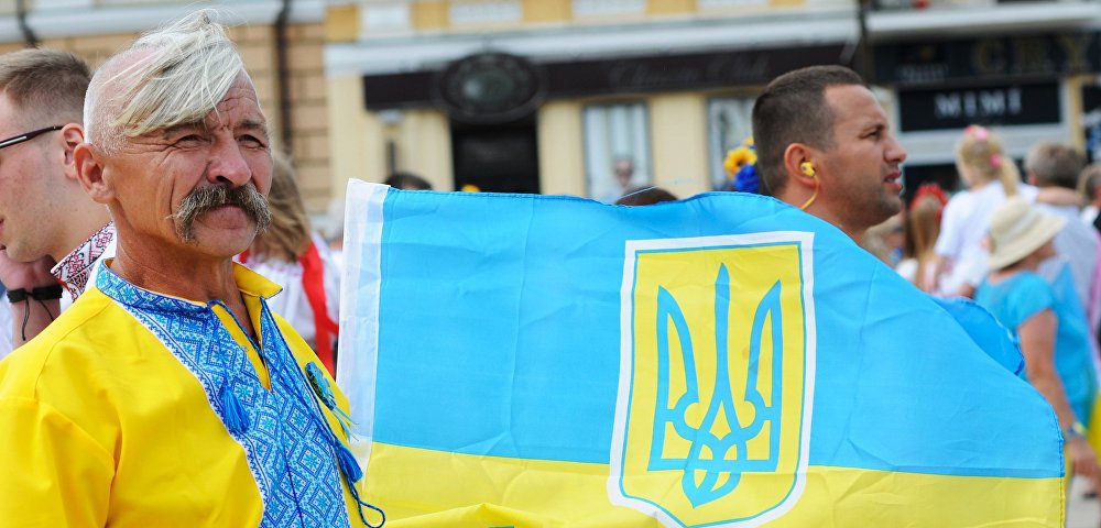 Мужчина с флагом Украины