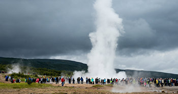 Посетители у гейзера Строккюр в Исландии