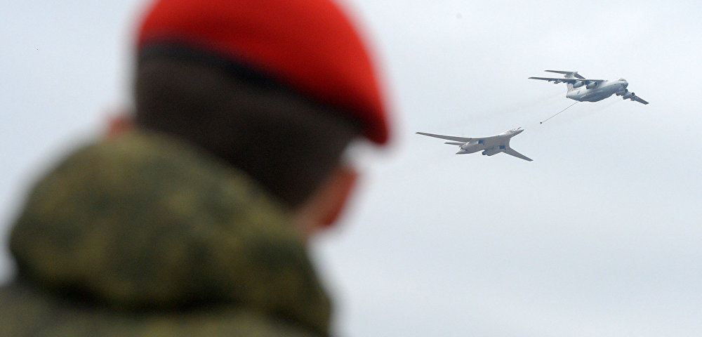 Самолет-заправщик Ил-78 и стратегический бомбардировщик-ракетоносец Ту-160, Архивное фото