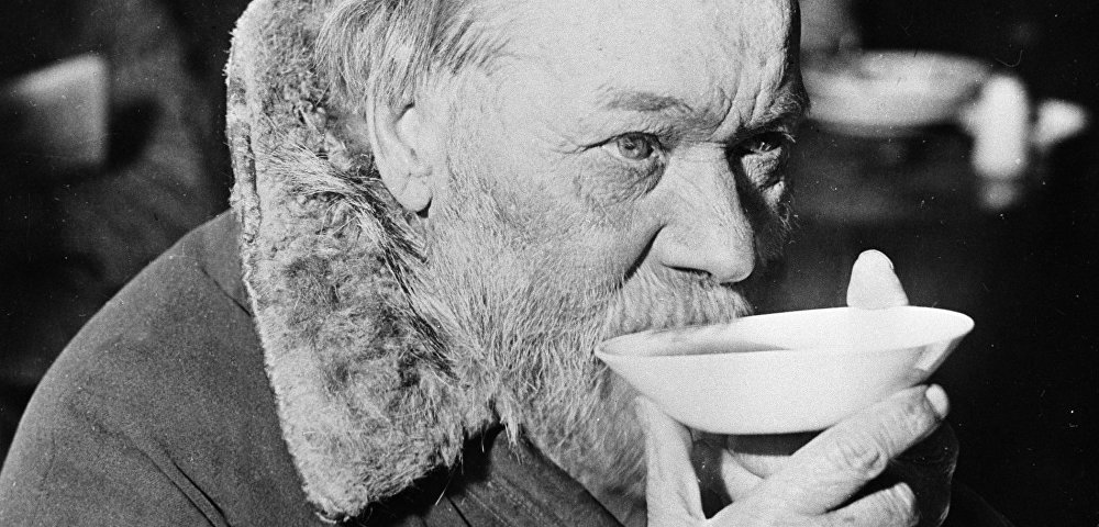 Извозчик пьет чай в чайной, 1920 год