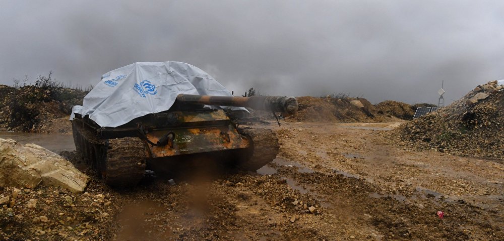 Танк на передовых позициях сирийской армии на линии соприкосновения с боевиками в горной Латакии.