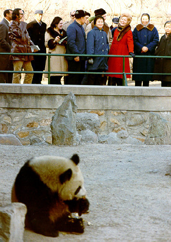 Первая леди США Пэт Никсон в зоопарке Пекина, 1972 г.