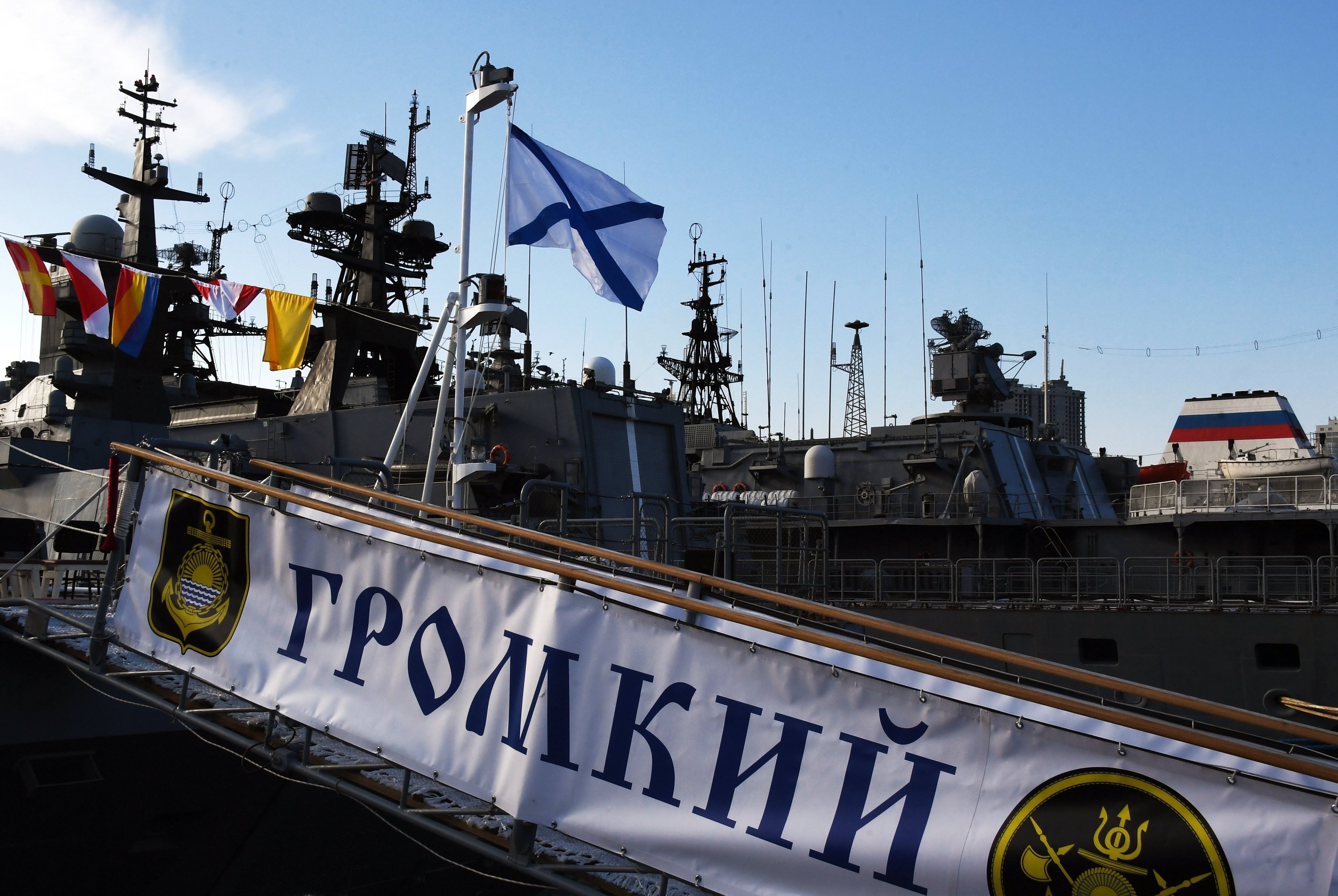 Военно-морской Андреевский флаг поднят на корвете "Громкий" Тихоокеанского флота 