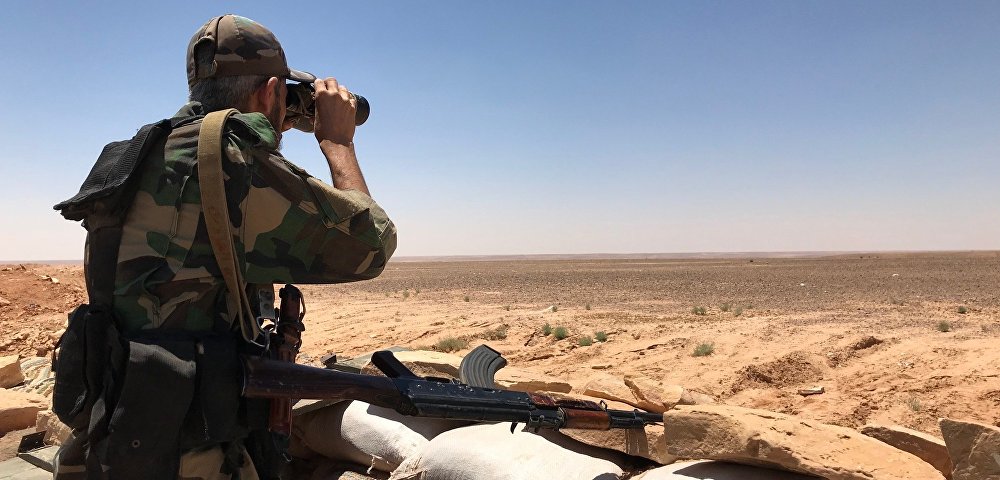 Боец сирийской армии на границе с Ираком в "белой пустыне" в провинции Хомс.