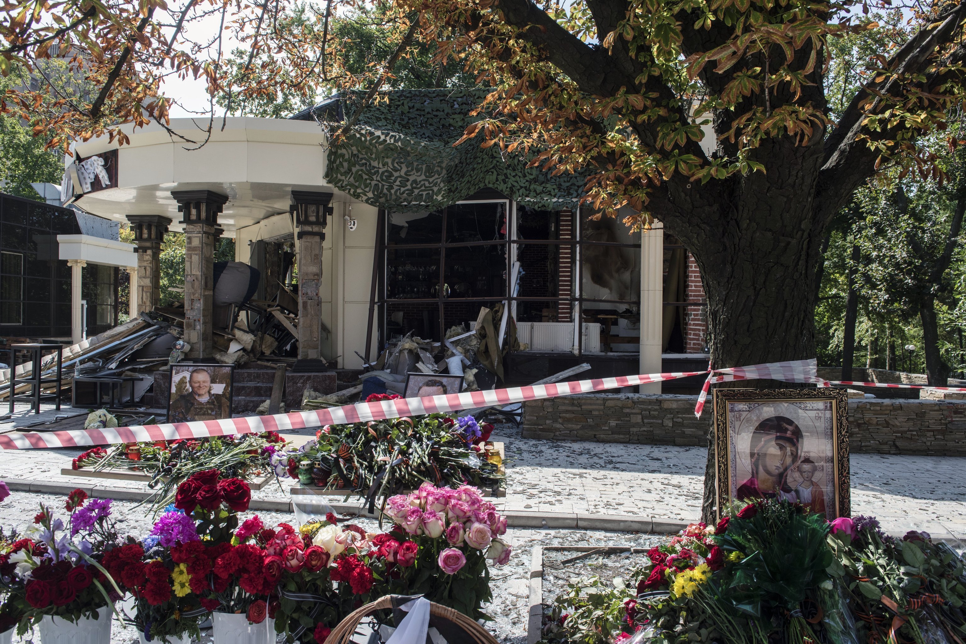 Цветы у здания кафе "Сепар" в Донецке, где произошел взрыв в результате которого погиб глава ДНР Александр Захарченко.