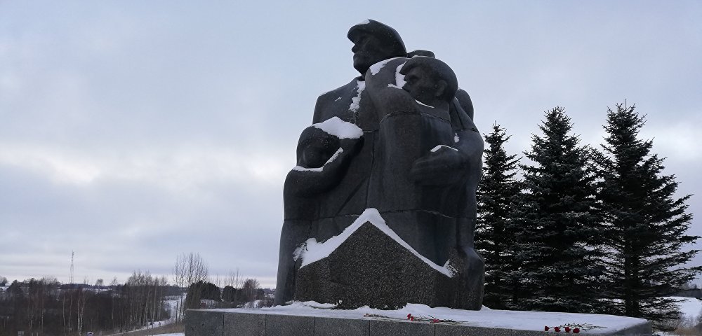 Памятник жертвам трагедии в Аудрини во время Второй мировой войны