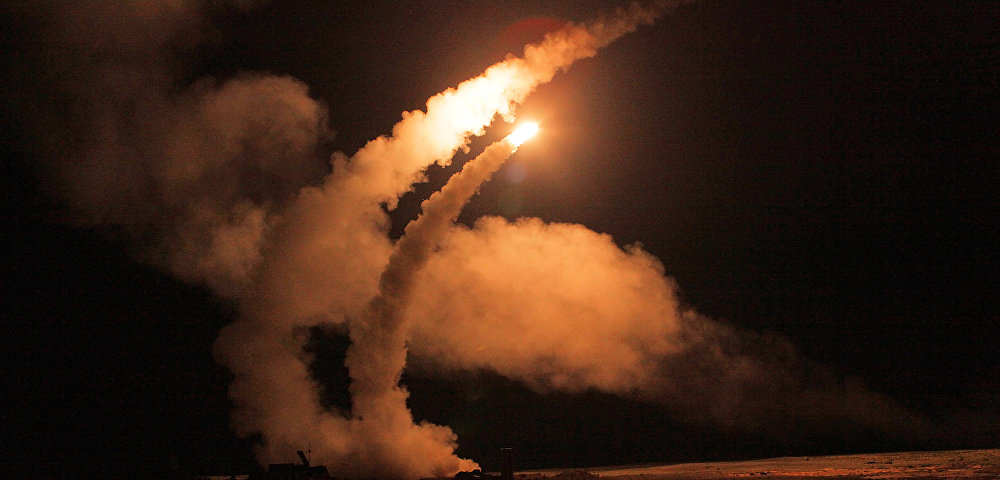 Ночной пуск ракет зенитными ракетными системами С-400 "Триумф" на полигоне Ашулук в Астраханской области
