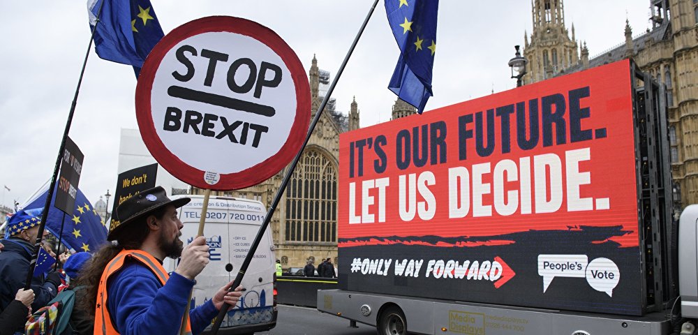 Участники акции против Brexit у здания парламента Великобритании в Лондоне