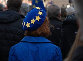 Девушка в берете с логотипом ЕС