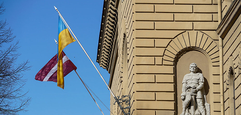 Государственные флаги Латвии и Украины