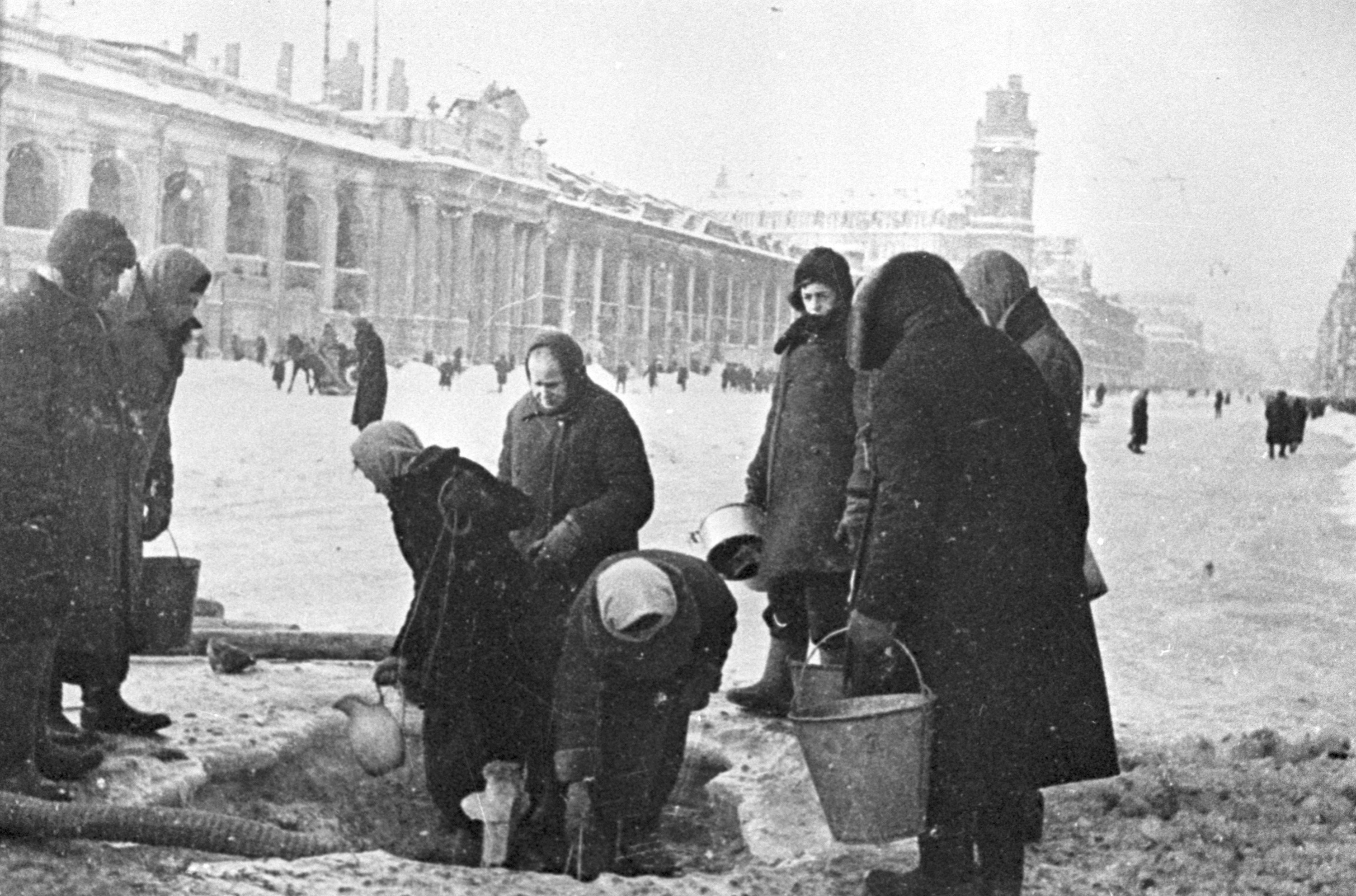 Ленинградские блокадники в очереди за водой