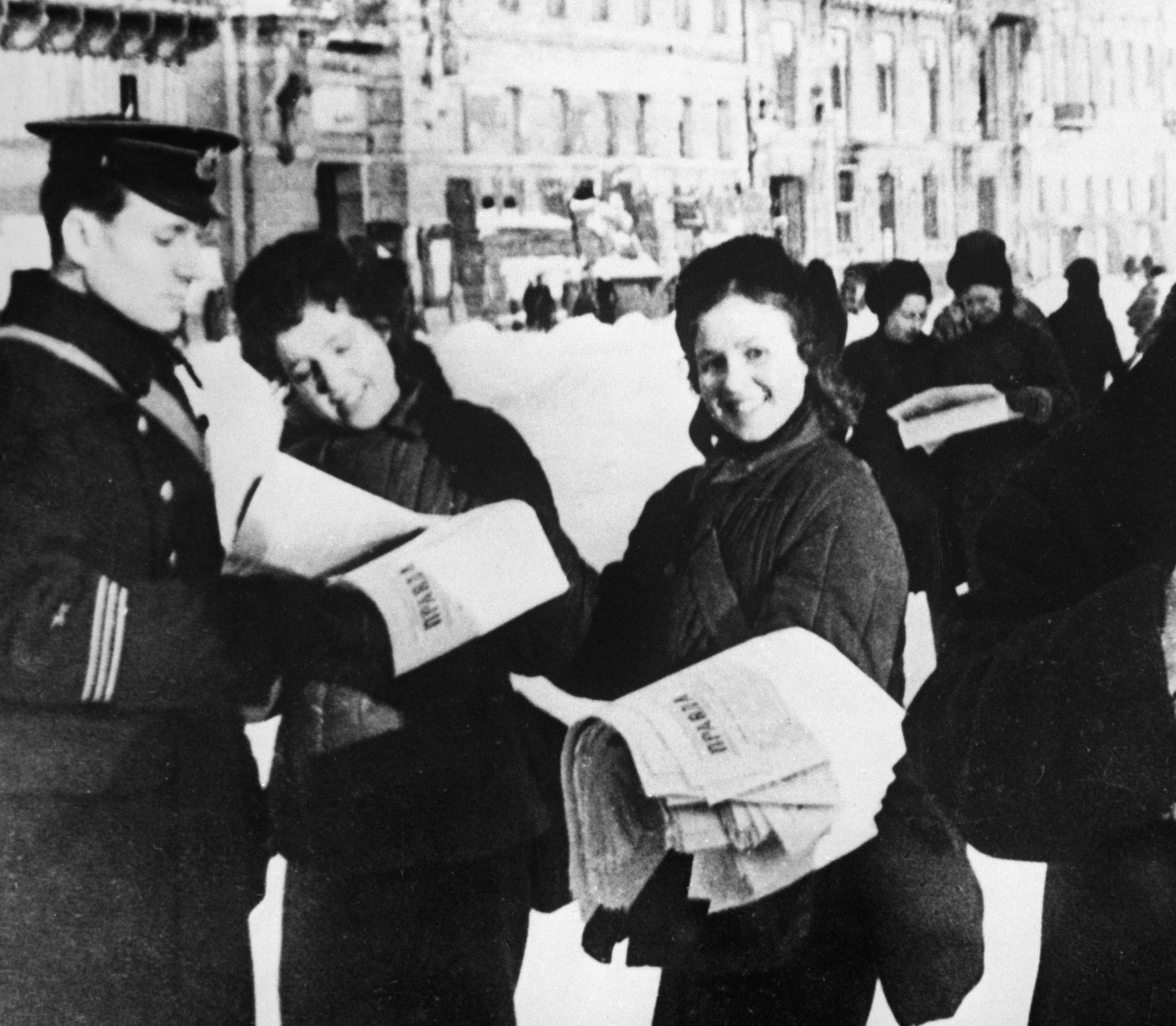 Жители блокадного Ленинграда. Последние известия :"Блокада прорвана!", 18 января 1943 года.