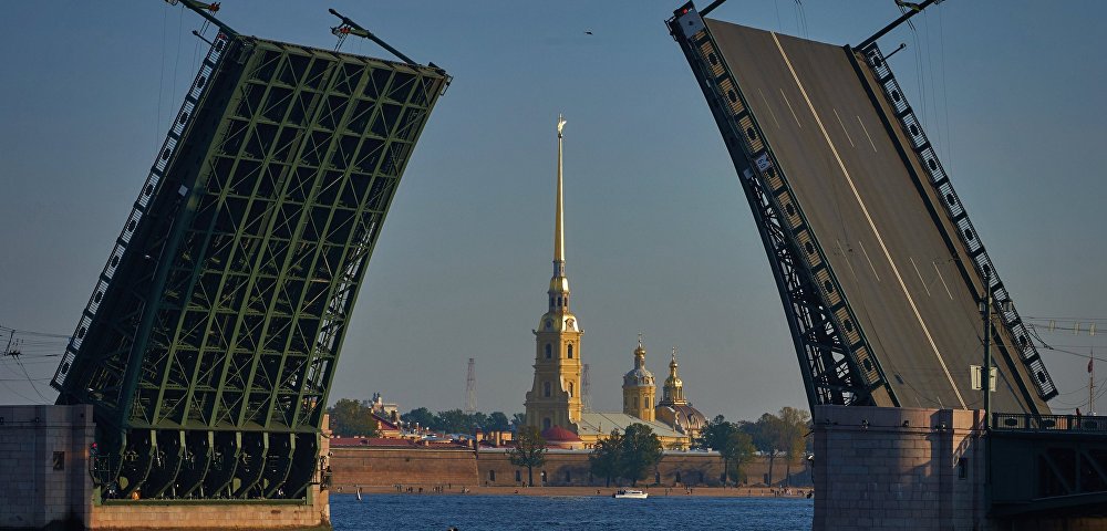 Вид на разведенный Дворцовый мост и Петропавловскую крепость в Санкт-Петербурге