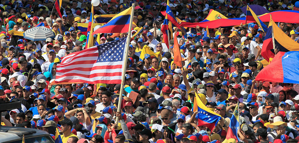 Сторонники оппозиции принимают участие в митинге против правительства президента Венесуэлы Николаса Мадуро, Венесуэла,  23 января 2019 