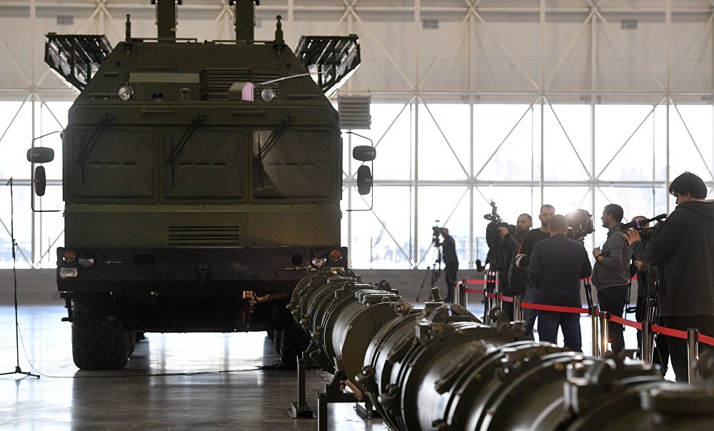 Пусковая установка "Искандер-М" и ракета 9М729 в выставочном павильоне КВЦ "Патриот" в Московской области