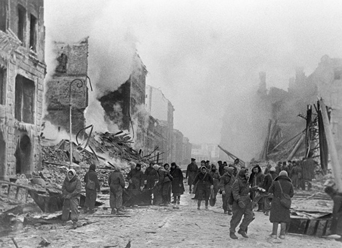 Жители Ленинграда разбирают завалы, тушат пожары после налетов гитлеровской авиации. Ленинград в дни блокады.