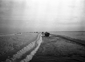 На водно-ледяной трассе Ладожского озера - "Дороге жизни",1942 год