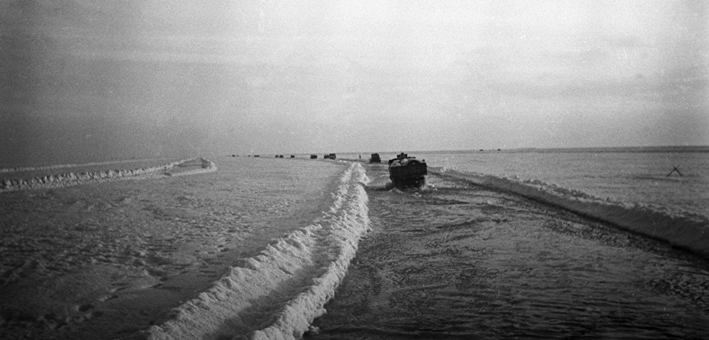На водно-ледяной трассе Ладожского озера - "Дороге жизни",1942 год
