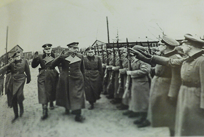 Генерал Андрей Власов вместе с немецкими офицерами принимает парад частей "РОА"