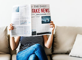 Девушка читает fake news