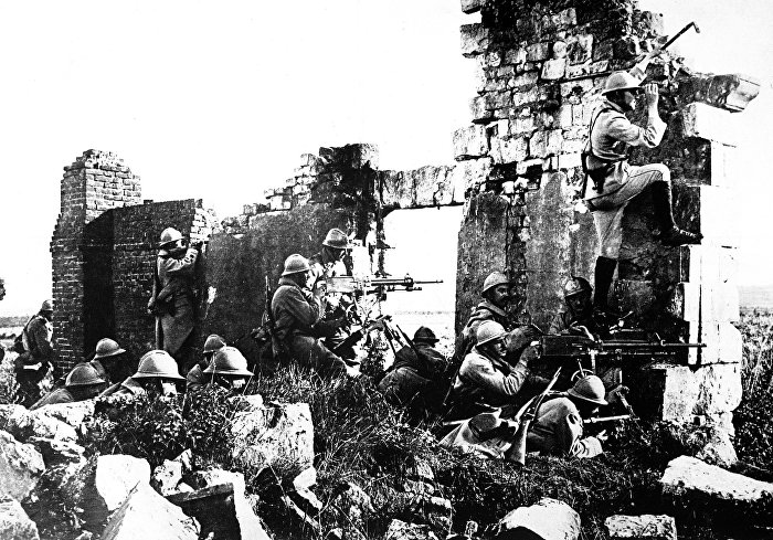 Французские войска среди руин церкви возле Марны , 1918 год