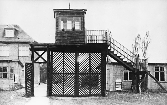 Вход на территорию бывшего нацистского концентрационного лагеря Штуттгоф, 1945 год