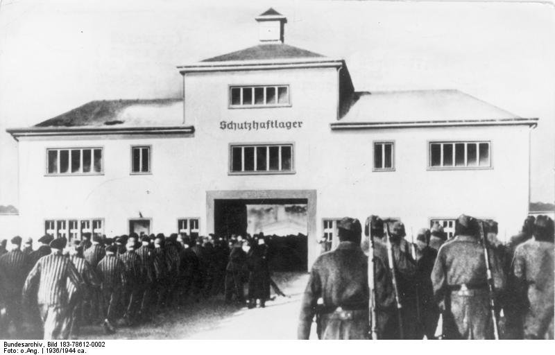 Колонны заключенных перед воротами лагеря Заксенхаузен